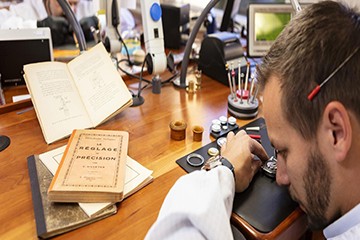 郑州江诗丹顿手表有水珠维修